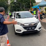 Petugas mengarahkan pengendara untuk mengikuti uji emisi di depan Gedung 4 Kota Cimahi, Selasa (6/6).