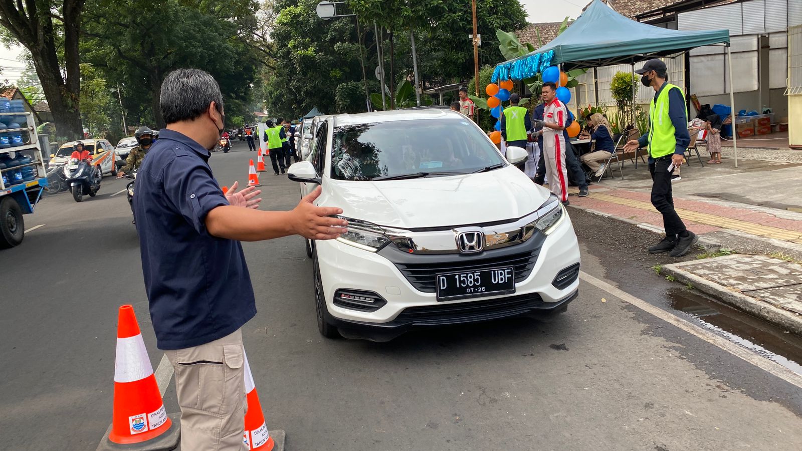 Petugas mengarahkan pengendara untuk mengikuti uji emisi di depan Gedung 4 Kota Cimahi, Selasa (6/6).