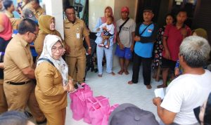 Sekda Kota Bogor, Syarifah Sofiah dan sejumlah Kepala Dinas saat menyambangi warga terdampak longsor di Kampung Tarikolot, Kelurahan Gunung Batu, Kecamatan Bogor Barat. (Yudha Prananda / Jabar Ekspres)