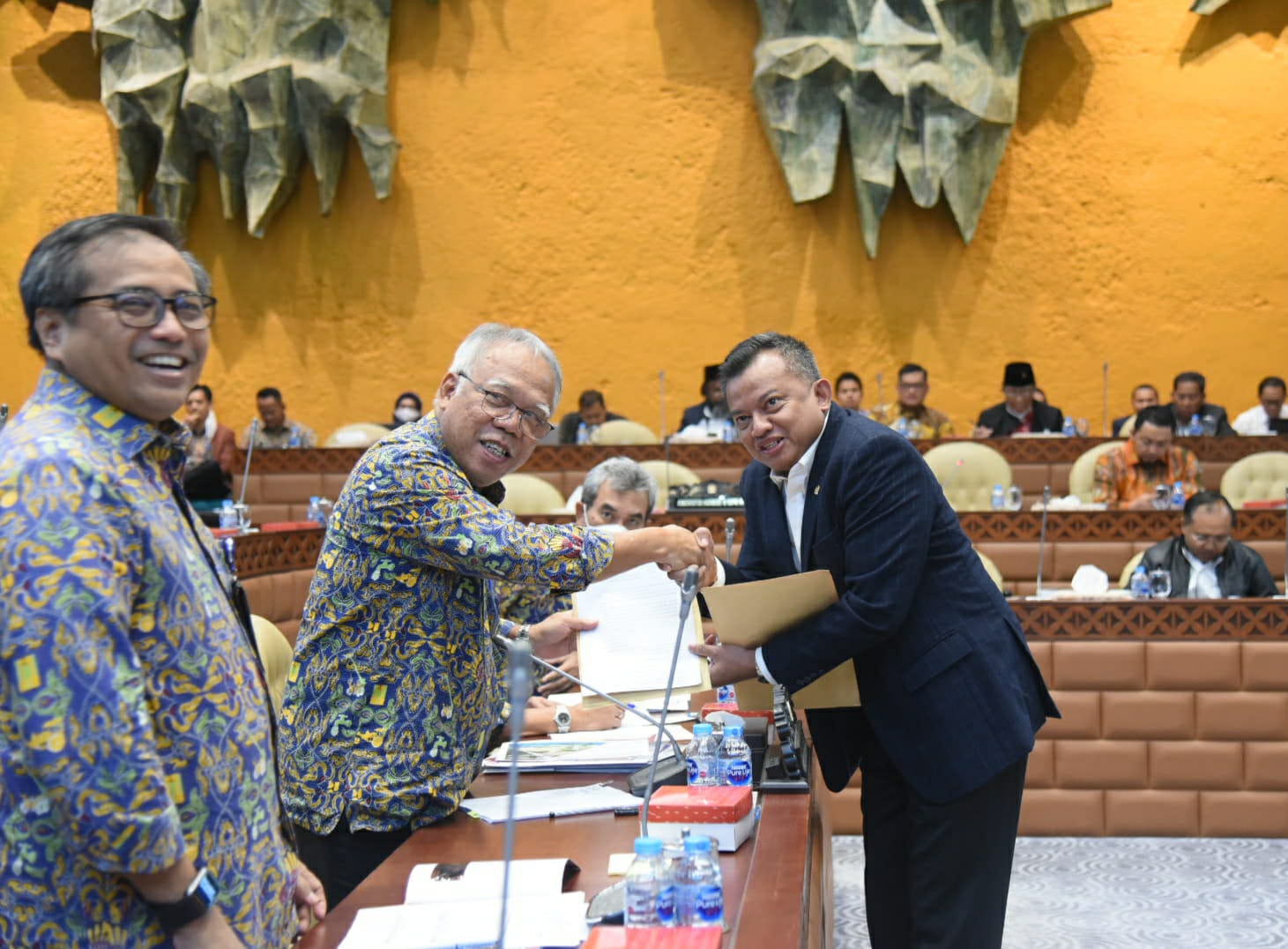 Anggota DPR RI Mulyadi saat memberikan surat permohonan percepatan normalisasi sungai Cileungsi Cikeas di Jakarta. Foto : Dok. KP2C