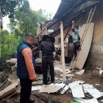 Rumah warga terancam ambruk dan menggantung akibat tanah longsor di Kampung Pasirmalang RT 3/4 Desa Cipada, Kecamatan Cikalongwetan, Kabupaten Bandung Barat. Kamis (8/23). Dok. Jabarekspres