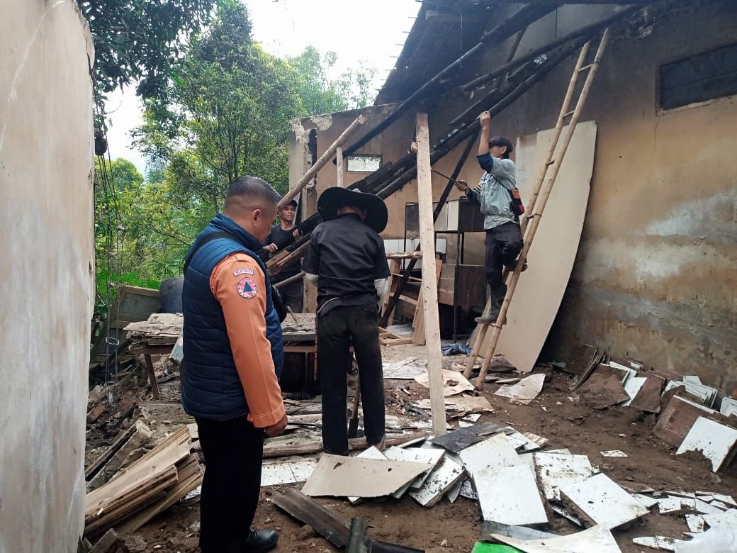 Rumah warga terancam ambruk dan menggantung akibat tanah longsor di Kampung Pasirmalang RT 3/4 Desa Cipada, Kecamatan Cikalongwetan, Kabupaten Bandung Barat. Kamis (8/23). Dok. Jabarekspres