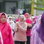 Penjabat (Pj) Sekda Kota Cimahi, Maria Fitriani bersalaman dengan lansia di area jogging Technopark dalam peringatan hari lanjut usia nasional belum lama ini / Cecep Herdi