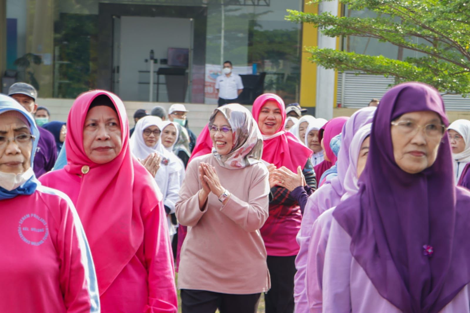 Penjabat (Pj) Sekda Kota Cimahi, Maria Fitriani bersalaman dengan lansia di area jogging Technopark dalam peringatan hari lanjut usia nasional belum lama ini / Cecep Herdi