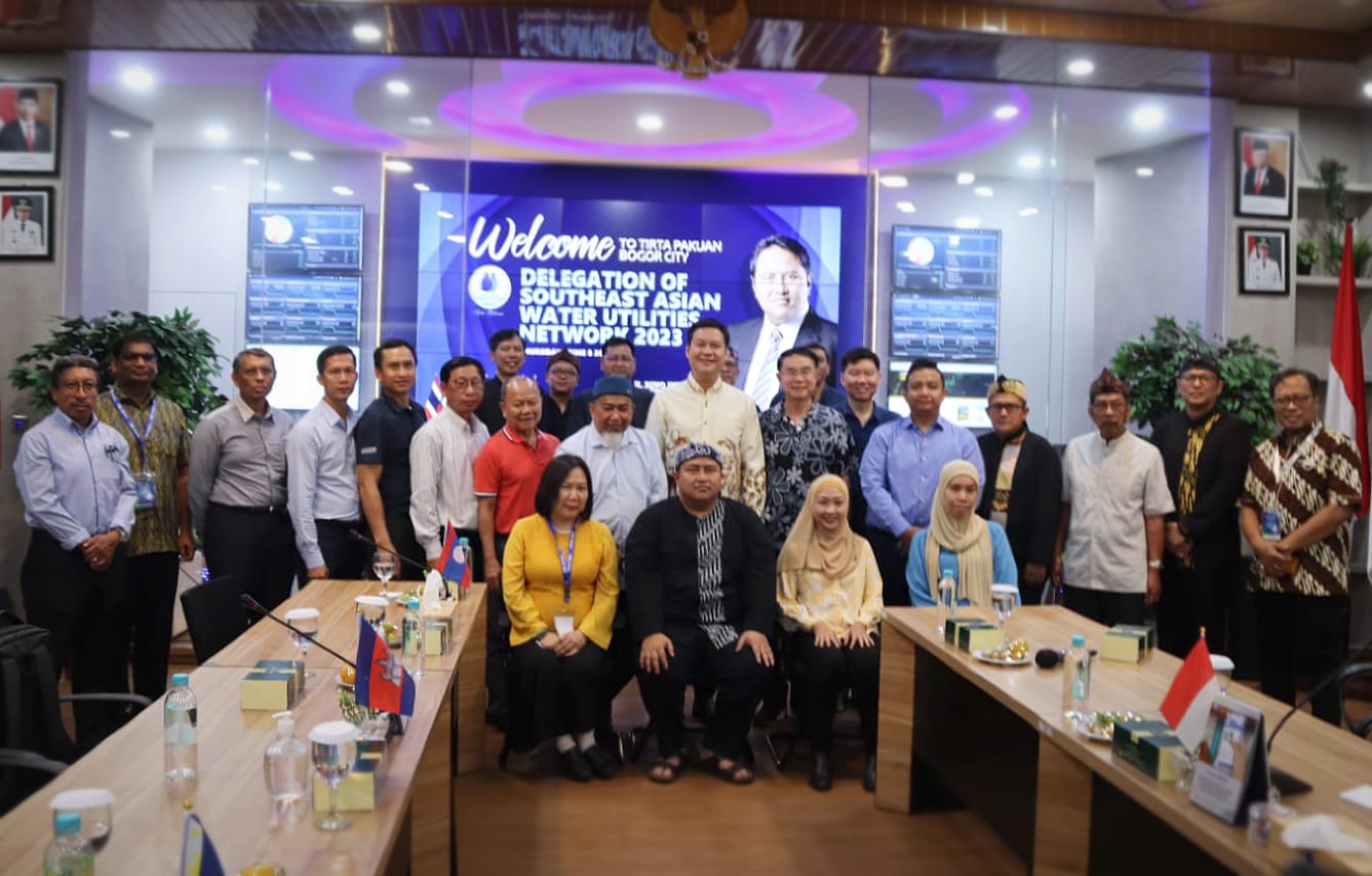 Delegasi SEAWUN ASEAN usai berdiskusi bersama Perumda Tirta Pakuan Kota Bogor, Kamis (8/6). (Yudha Prananda / Jabar Ekspres)