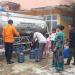 Petugas BPBD Kabupaten Bogor saat memberikan air bersih kepada masyarakat. Foto : Sandika Fadilah/Jabrekspres.com