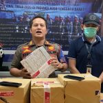 Kepala Bidang Penegakan Perda Satpol PP Kota Cimahi Ranto Sitanggang memegang rokok ilegal yang disita dari tokok kelontongan di wilayah Padasuka Kota Cimahi, Senin (12/6).
