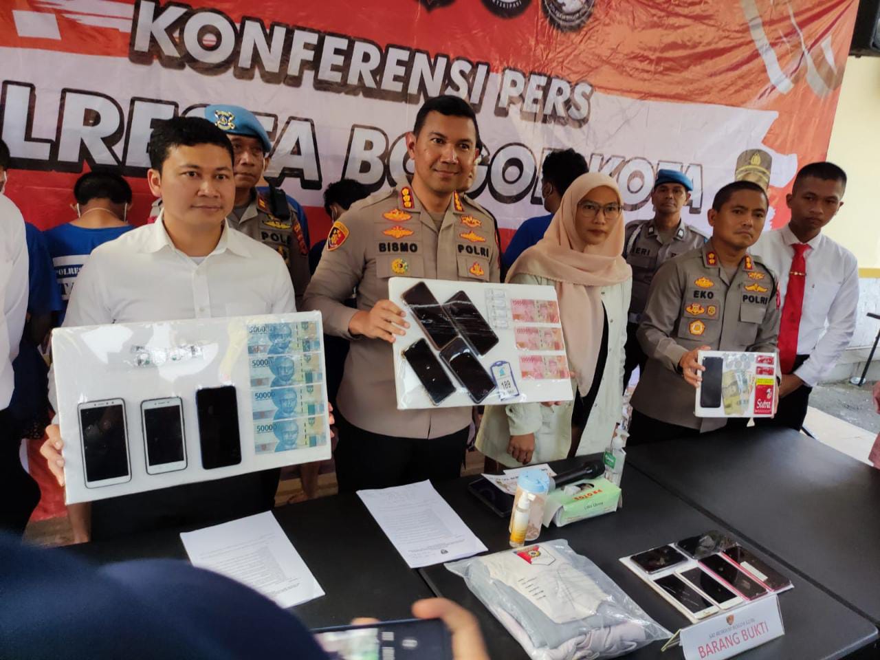 Polresta Bogor Kota tunjukkan barang bukti prostitusi online