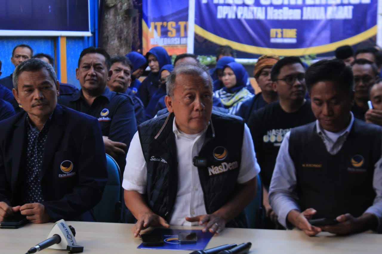 GANTI: Ketua DPW Partai Nasdem Jabar Saan Mustopa (tengah) saat menyampaikan tanggapan terkait gejolak di Nasdem Indramayu.