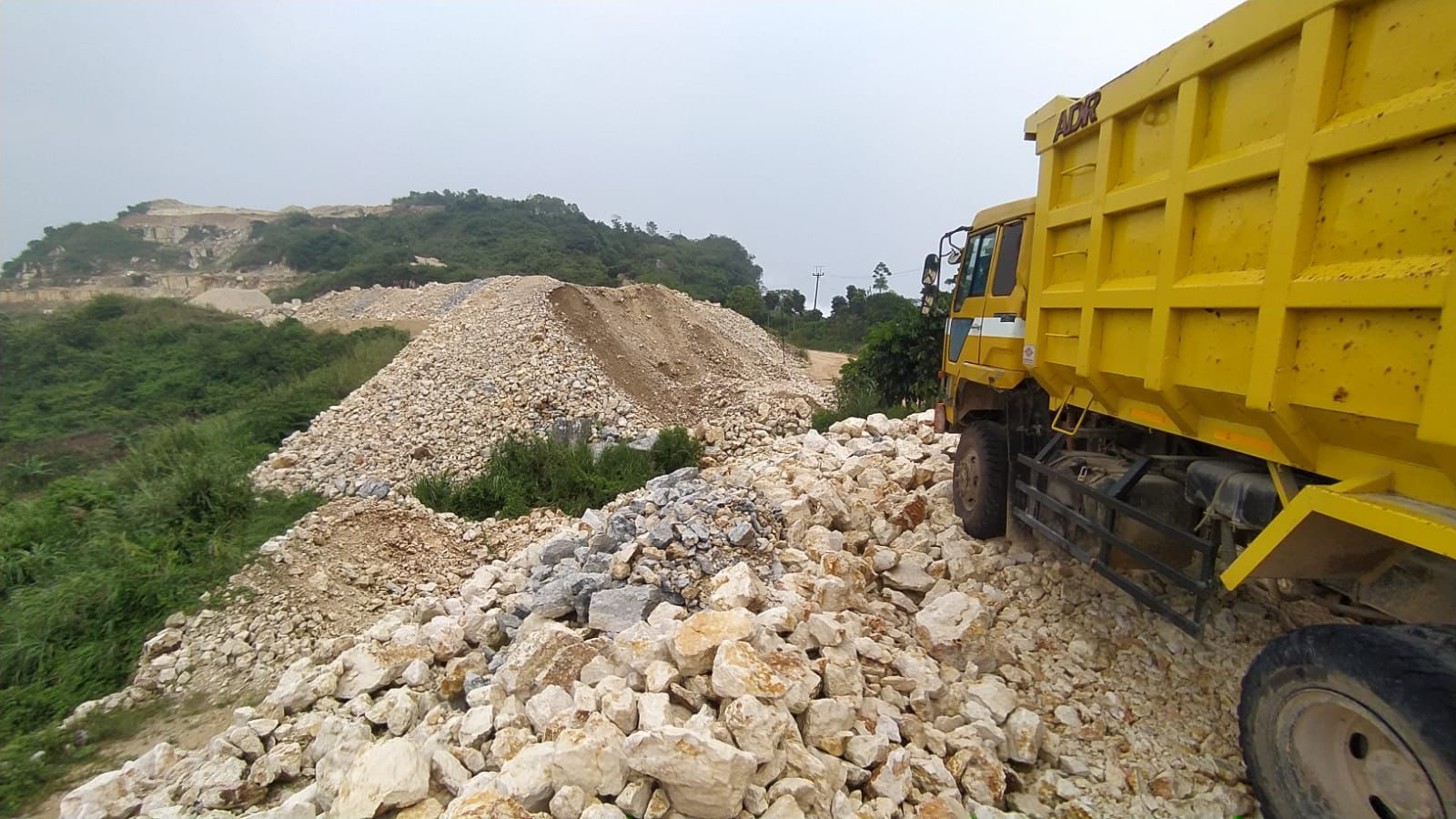 Pertambangan batu kapur di Pamuncatan, Kecamatan Padalarang, Kabupaten Bandung Barat. Rabu (14/23). Dok: Jabarekspres