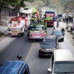 Massa buruh menggelar aksi unjuk rasa mengerahkan kendaraan truk pengangkut tambang batu kapur di sepanjang Jalan Raya Padalarang - Cianjur, Kabupaten Bandung Barat. Kamis (15/23). Dok: Jabarekspres
