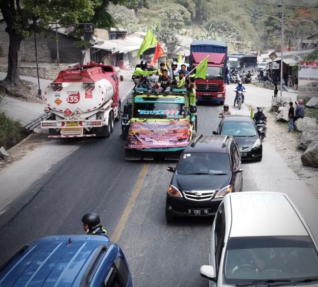 Massa buruh menggelar aksi unjuk rasa mengerahkan kendaraan truk pengangkut tambang batu kapur di sepanjang Jalan Raya Padalarang - Cianjur, Kabupaten Bandung Barat. Kamis (15/23). Dok: Jabarekspres