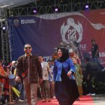 Plh Wali Kota Cimahi Maria Fitriana (kanan) berlenggok di catwalk Fashion Show dan gelaran produk IKM Indusri di komplek perkantoran Pemkot Cimahi baru-baru ini. (Foto Istimewa)