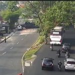 Satu Unit Truk Berjenis Fuso Terguling di Cagak Nagreg, Tutupi Jalan Bandung-Tasikmalaya. Foto Istimewa
