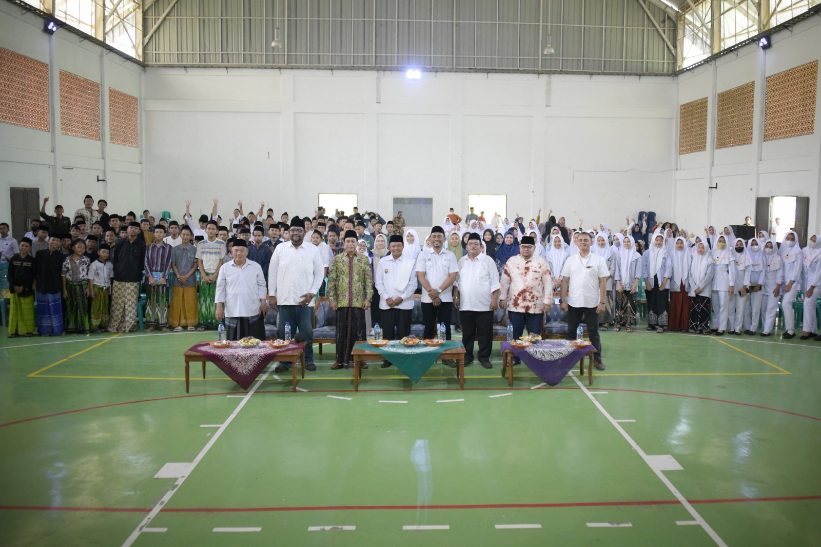Uu Ruzhanul Ulum bersama panitia dan peserta acara Seminar dan Lokakarya (Semarak) Literasi Digital di GOR Mbah Muqoyyim Buntet Pesantren, Kabupaten Cirebon, Senin (19/6/2023).
