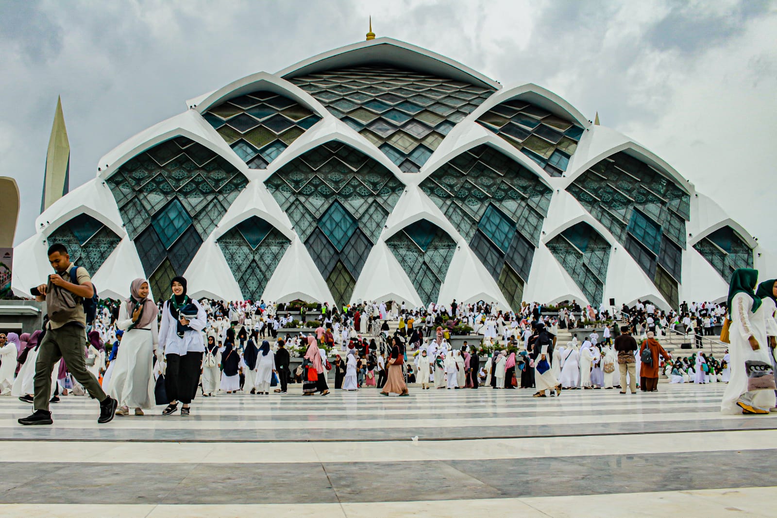 Ist. Pengunjung tumpah ruah di Masjid Raya Al - Jabbar. Foto. Jabar Ekspres.