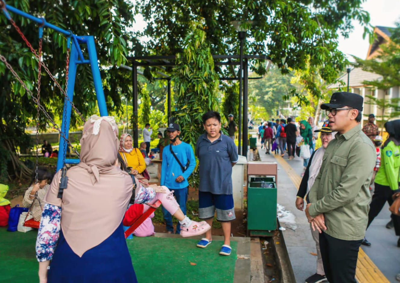 Wali Kota Bogor, Bima Arya saat menyapa warga di Alun-alun Kota Bogor. (Yudha Prananda / Jabar Ekspres)