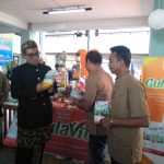 Kepala DPKPP Ajat Rochmat Jatnika saat mengunjungi stand pesta rakyat di kantor DPKPP, Cibinong, Kabupaten Bogor. Foto : Daniswara Mahendra/Jabarekspres.com