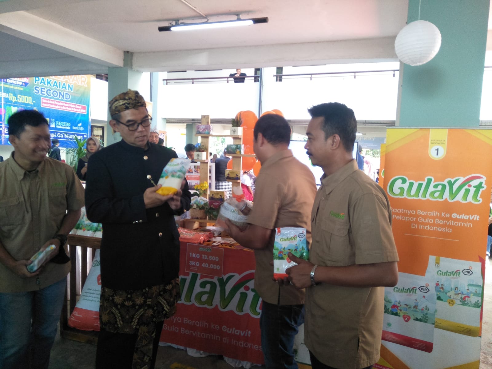 Kepala DPKPP Ajat Rochmat Jatnika saat mengunjungi stand pesta rakyat di kantor DPKPP, Cibinong, Kabupaten Bogor. Foto : Daniswara Mahendra/Jabarekspres.com