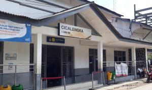 Pintu masuk Stasiun Cicalengka, Kabupaten Bandung. (Mufti/Jabarekspres)