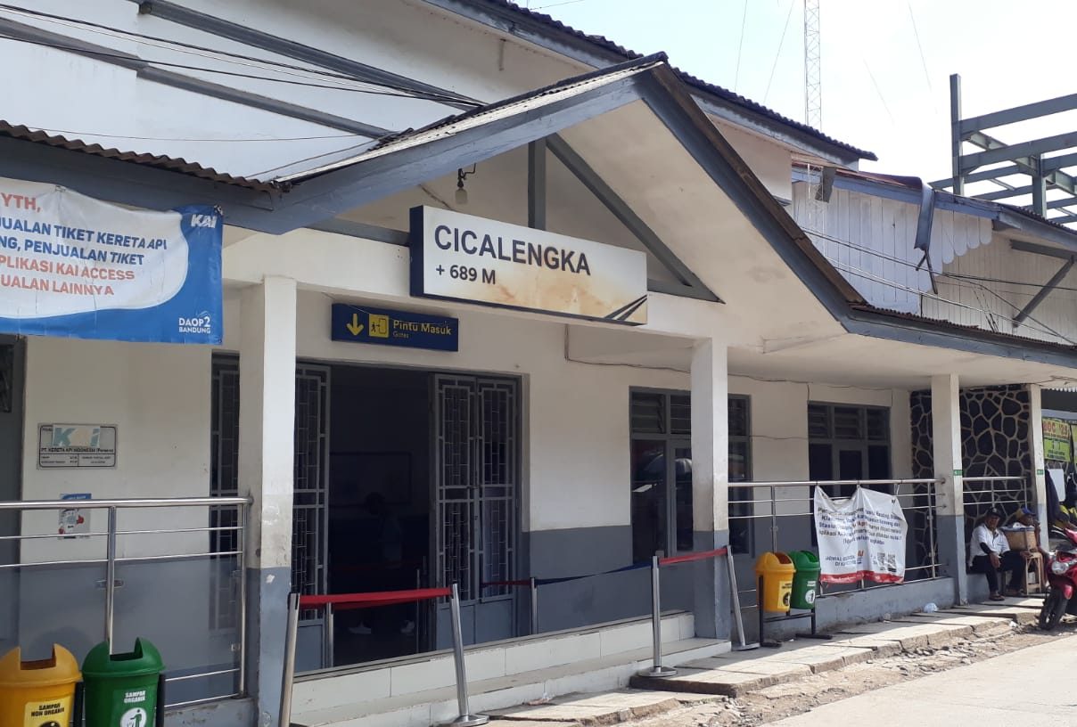 Pintu masuk Stasiun Cicalengka, Kabupaten Bandung. (Mufti/Jabarekspres)