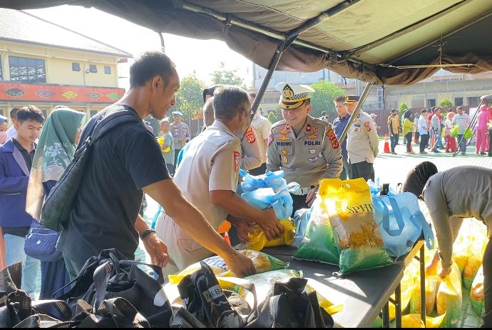 Polresta Cirebon membagikan sembako murah