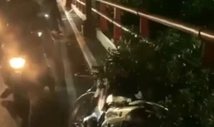 Tangkapan layar sepeda motor ringsek akibat adu banteng di Fly Over Cimindi pada Kamis (29/6) malam. Kecelakaan diduga akibat minimnya lampu penerangan jalan. / Cecep Herdi