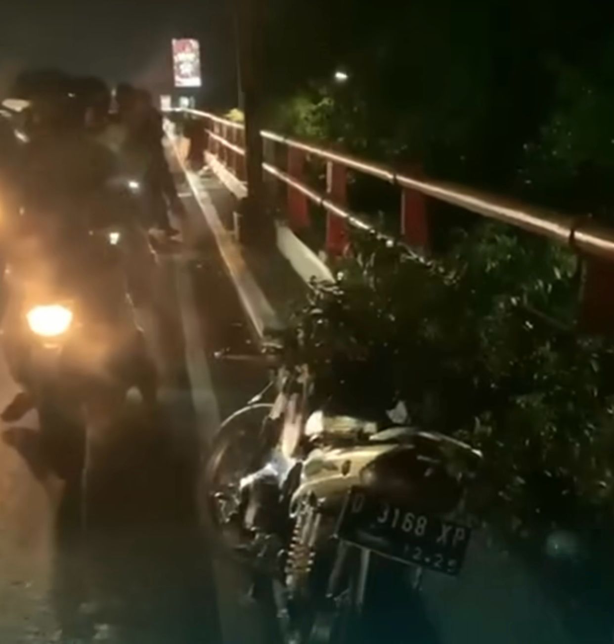 Tangkapan layar sepeda motor ringsek akibat adu banteng di Fly Over Cimindi pada Kamis (29/6) malam. Kecelakaan diduga akibat minimnya lampu penerangan jalan. / Cecep Herdi