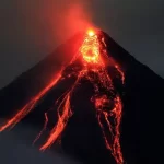 Gunung Berapi di Filipina Erupsi, Keluarkan Lava dan Gas Berbahaya (REUTERS/Romeo Ranoco)