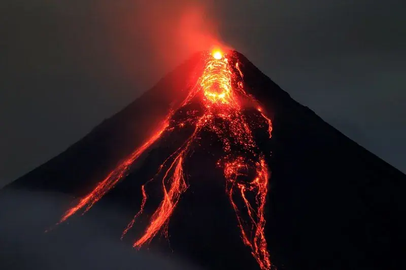 Gunung Berapi di Filipina Erupsi, Keluarkan Lava dan Gas Berbahaya (REUTERS/Romeo Ranoco)
