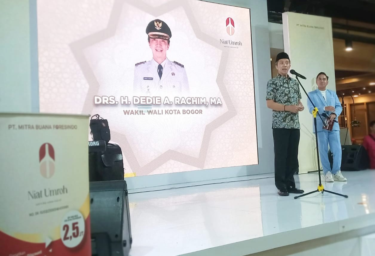 Wakil Wali Kota Bogor, Dedie Rachim didampingi CEO Travel Niat umrah Bagus Pasta saat menghadiri Grand Launching Niat umrah di Mal Botani Square. (YUDHA PRANANDA/JABAR EKSPRES)