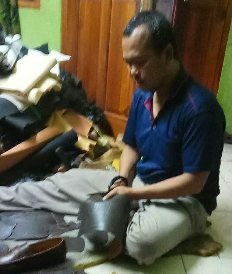 Doni Arsandi (45), perajin sepatu di Cibaduyut, tengah membuat salah satu bagian dari sepatu di kediamannya, Rabu (31/5). (Akbar Benta/Jabarekspres)