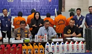 Thousands of Bottles of Counterfeit Oil Uncovered, Turnover Per Month Billions of Rupiah!