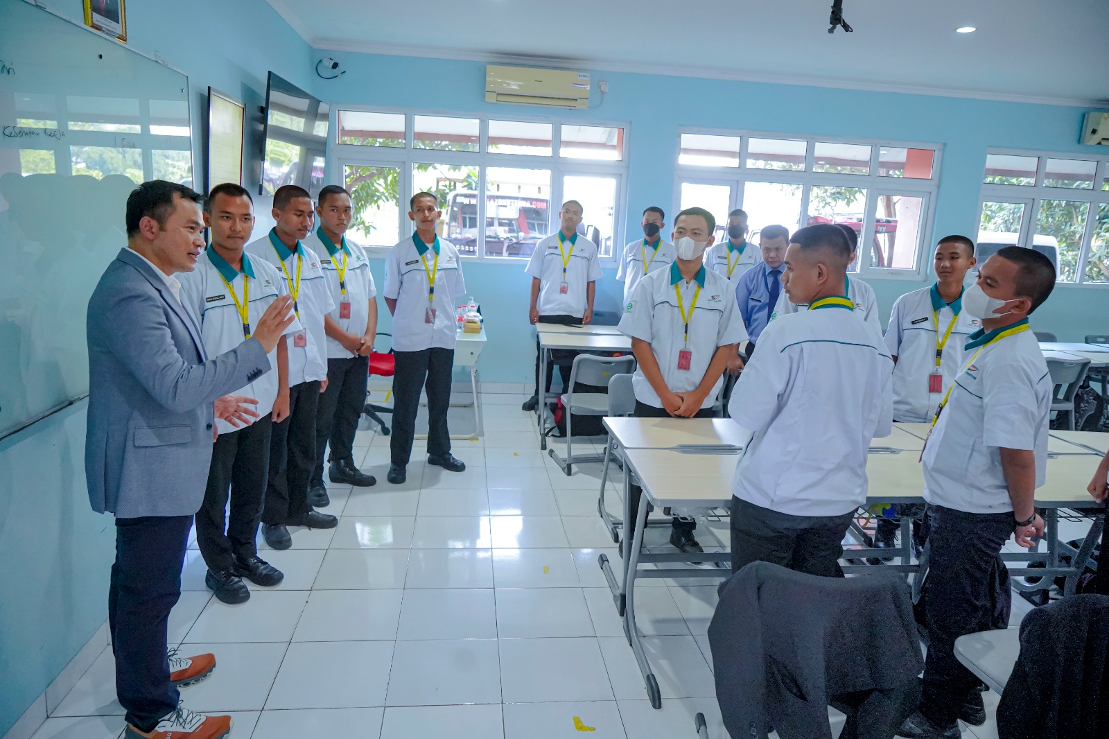 Kepala Dinas Pendidikan Jabar, Wahyu Mijaya saat memerikan arahan kepada siswa mengenai PPDB SMA, SMK dan SLB.
