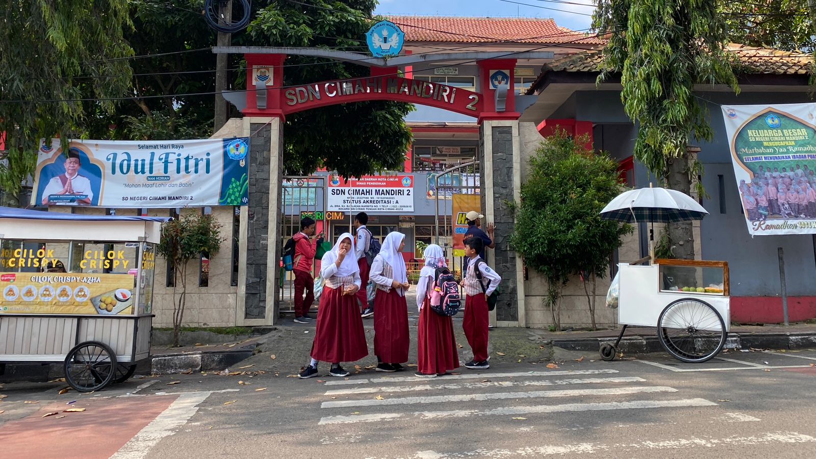 Siswa SD Negeri di Kota Cimahi berada di depan gerbang sekolah usai jam pelajaran selesai. Untuk masuk jalur PPDB SMP, Disdik Cimahi telah menyiapkan 4.000 kuota siswa. (CECEP/JABAREKSPRES)