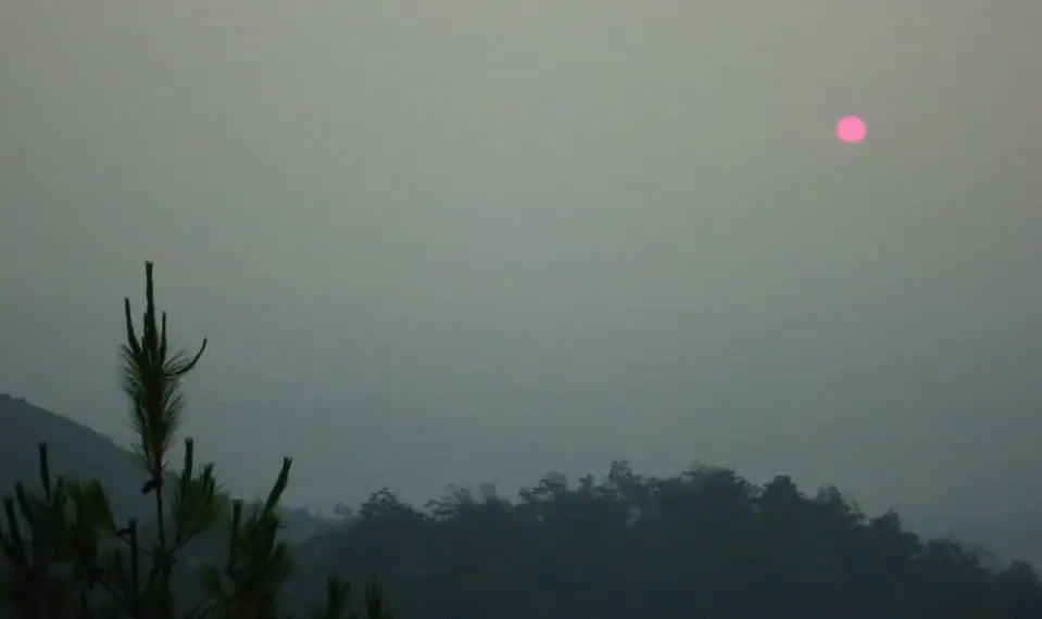 Gunung Manglayang menjelang malam hari,