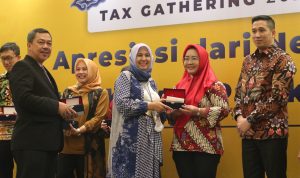 10 Wajib Pajak Terima Penghargaan dari KPP Madya Bandung