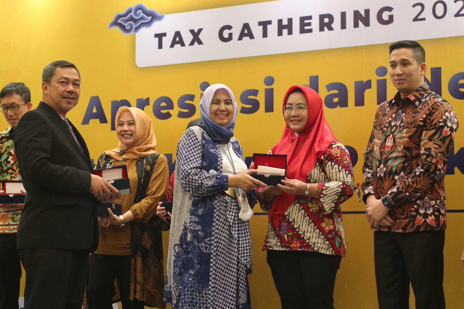 10 Wajib Pajak Terima Penghargaan dari KPP Madya Bandung