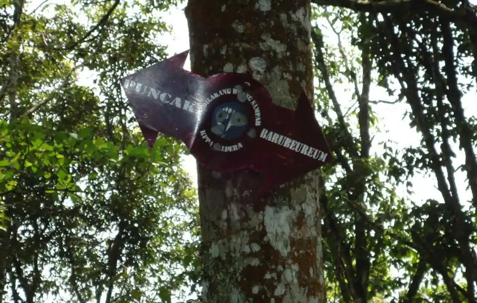 Plang yang menunjukan ke arah puncak Gunung Manglayang