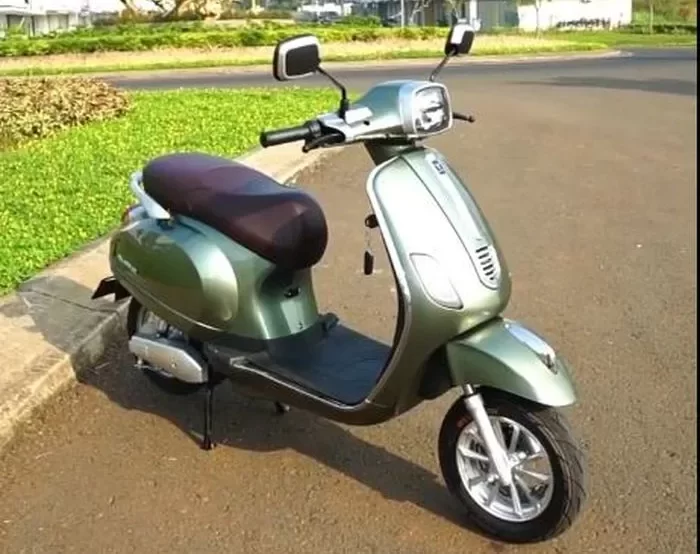 10 Rekomendasi Motor Listrik Mirip Vespa Terbaik Bergaya Modern Retro