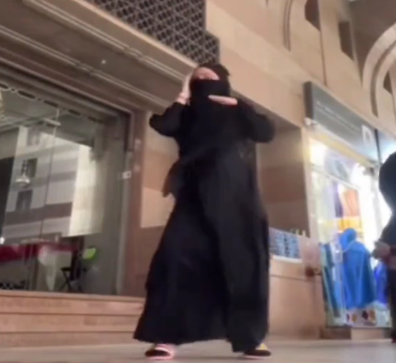 Viral Wanita Bercadar Joget TikTok di Mekkah, Orang Indonesia?