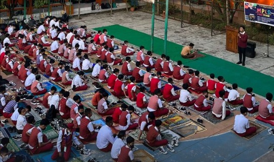 Pelaksanaan MPLS di salah satu SMP yang juga menerapkan hukuman yang mendidik dan mengasah konsentrasi. (instagram)