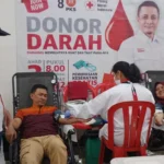 Ketua DPD PKS Kota Bandung Ahmad Rahmat Purnama saat memantau kegiatan donor darah di DPC PKS RAncasari. (dok jabarekspres)
