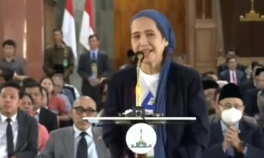 Tangkapan layar video sambutan aktivis Yahudi Pro-Israel Monique Rijkers saat diundang ke Al Zaytun. (Youtube Al Zaytun Official)