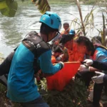 Upaya evakuasi oleh tim SAR gabungan terhadap korban bocah yang tenggelam di Karawang. (dok Polsek Teluk Jambe Timur)