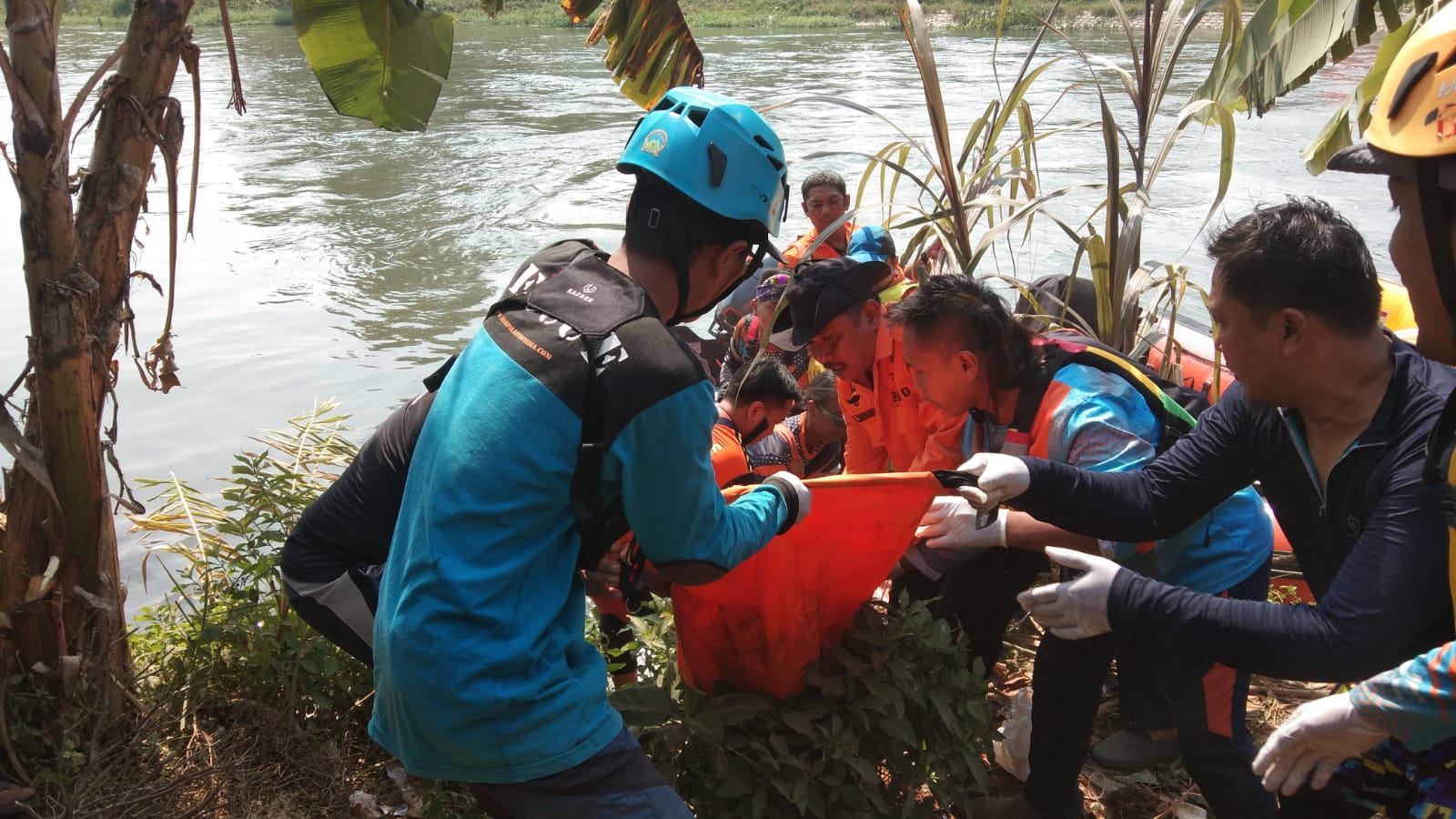 Upaya evakuasi oleh tim SAR gabungan terhadap korban bocah yang tenggelam di Karawang. (dok Polsek Teluk Jambe Timur)