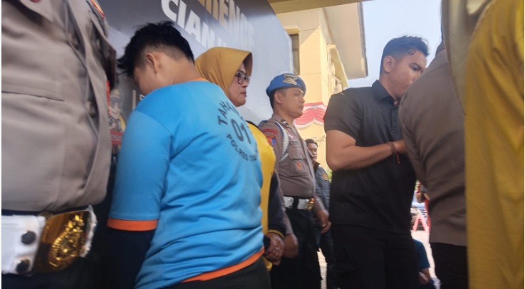Pelaku pembegalan dan penusukan di Cianjur yang merupakan pasangan sesama jenis, saat dilakukan pers konferens dengan wartawan di Mako Polres Cianjur, Sabtu (22/7). (Cianjurjabareksrpes- dok Ikbal Slamet)