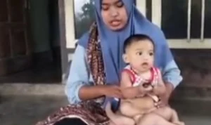 Tangnkapan layar Youtube tentang kondisi terkini bayi berkaki enam di lombok. (youtube)