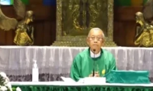 Tangkapan layar video viral yang memperdengarkan suara takbir dari dalam gereja yang diguncang gempa saat sedang misa. (tiktok)