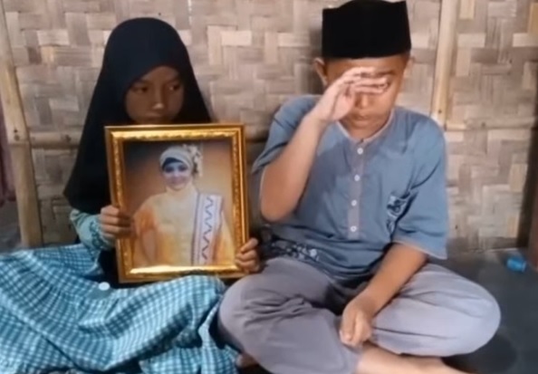 Dua anak yang videonya viral minta tolong kepada Presiden Jokowi unruk menangkap Ayahnya karena telah membunuh ibunya.